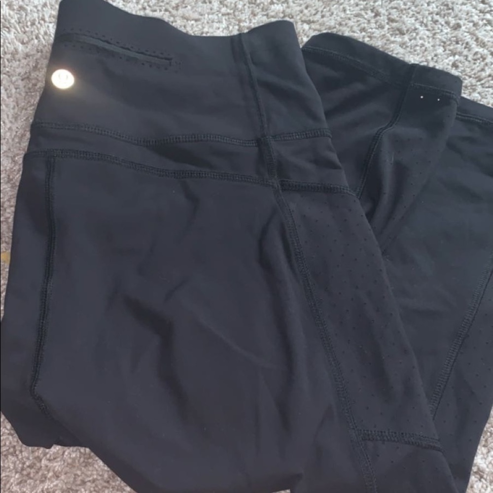 black cropped lululemon leggings with pockets!